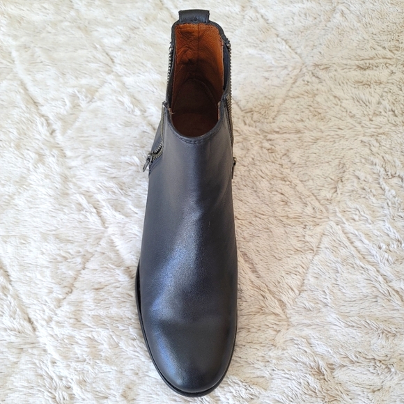 Frye Carly Zip Chelsea Boots. Women's 8.5. Black - Picture 4 of 10